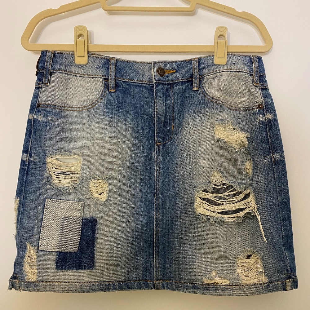 HIDDEN JEANS PATCH WORK DISTRESSED JEAN SKIRT